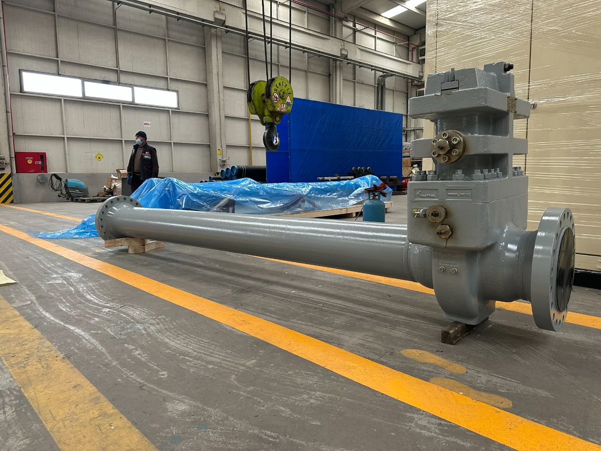 Meter run with dual chamber fitting, assembled